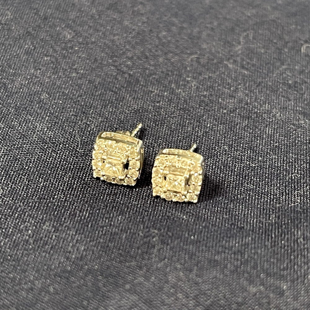 1/2 cttw diamond 10k white gold earrings